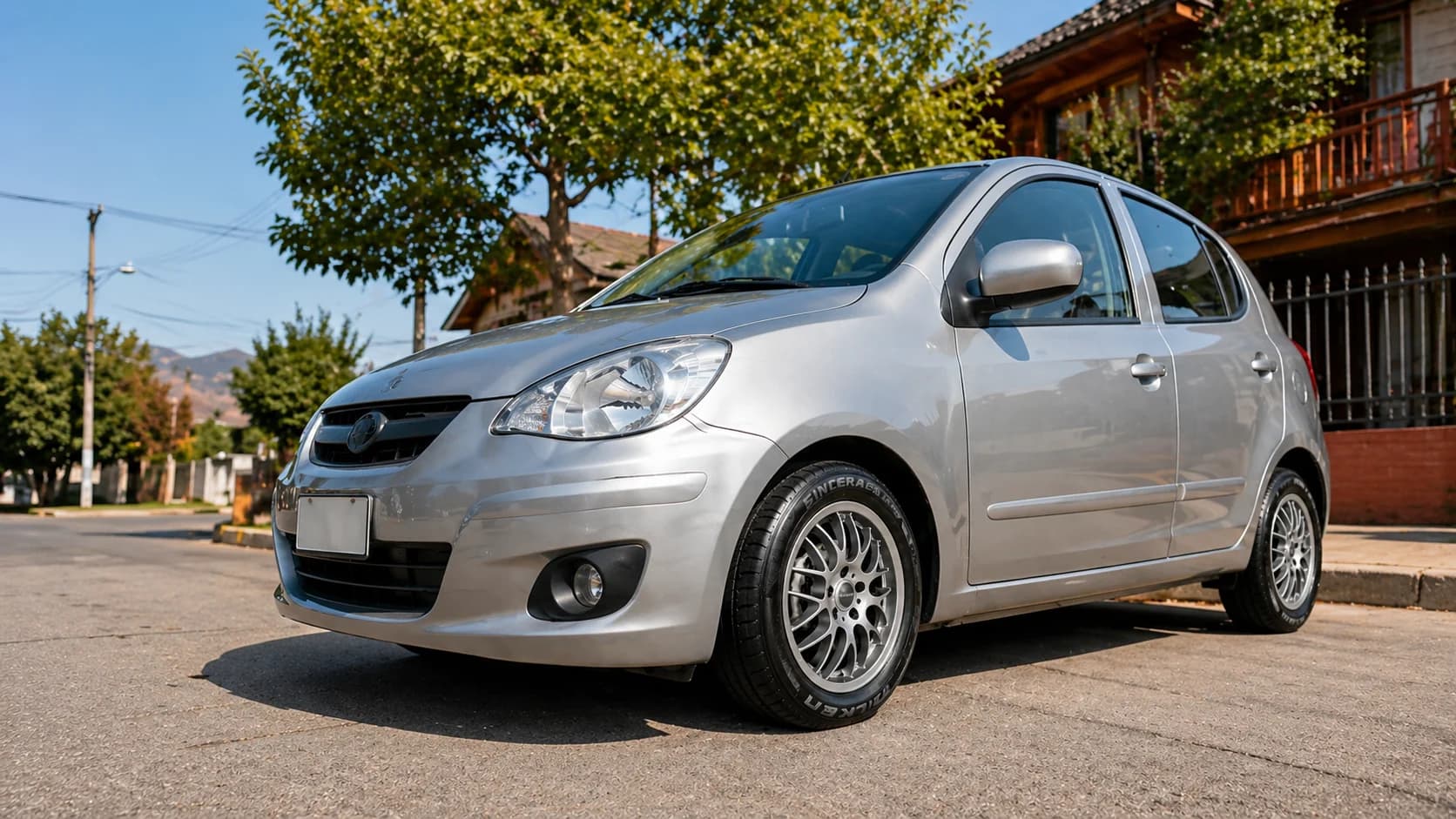 Auto compacto con neumático 165/60R13 Falken SN832I montado